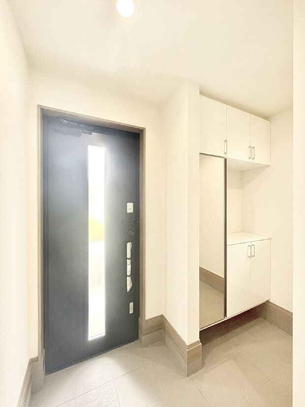 明るい玄関はお客様をお出迎えするのにぴったりです!
