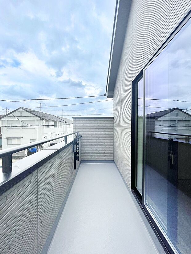 暖かな陽光が降り注ぐバルコニーはお洗濯におすすめ。爽やかな風も心地よいです。