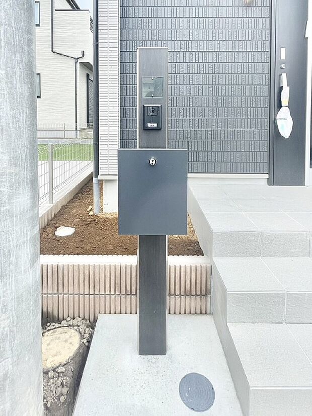 シンプルデザインのポスト。