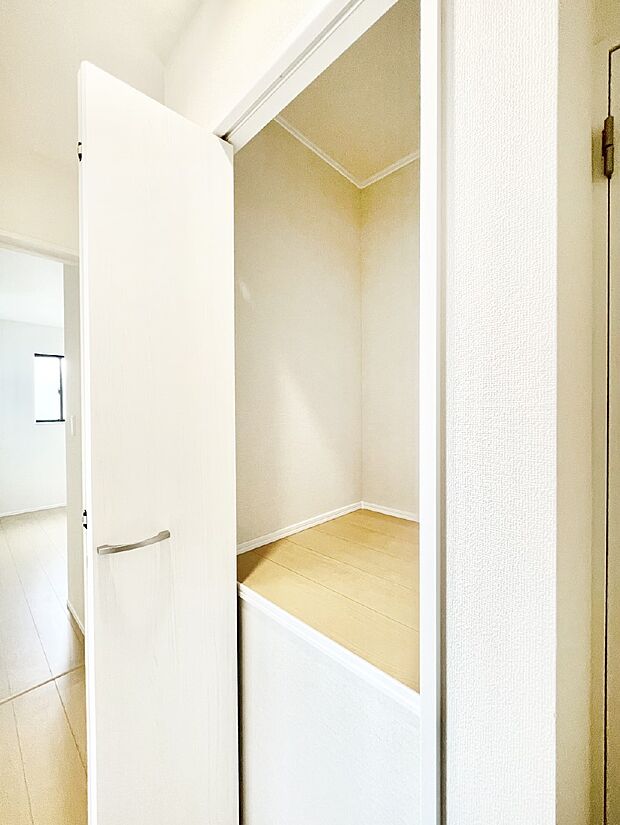 廊下収納。掃除道具や季節の小物を収納することができます。