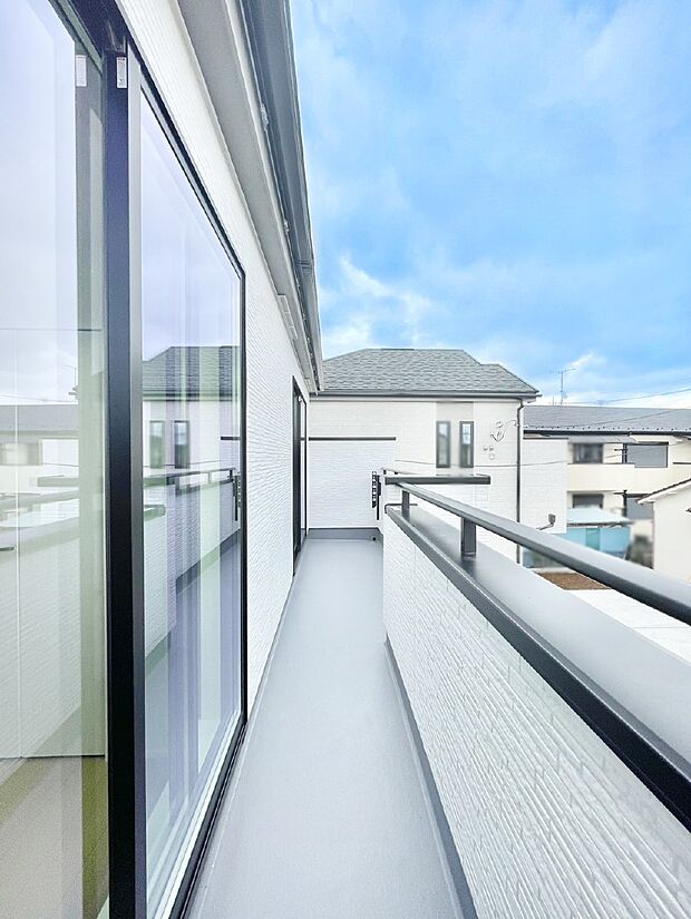 2部屋にまたがる広いバルコニー。晴れた日には洗濯物も気持ちよく干せそうですね。
