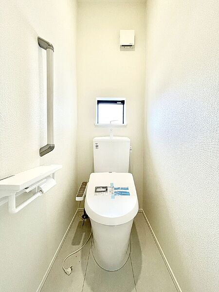 明るく清潔感のあるトイレです。