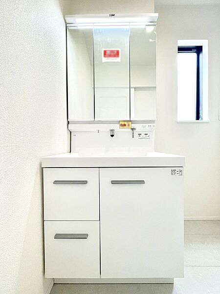 大きく見やすい三面鏡で清潔感ある洗面台は、身だしなみチェックや肌のお手入れにおすすめです。