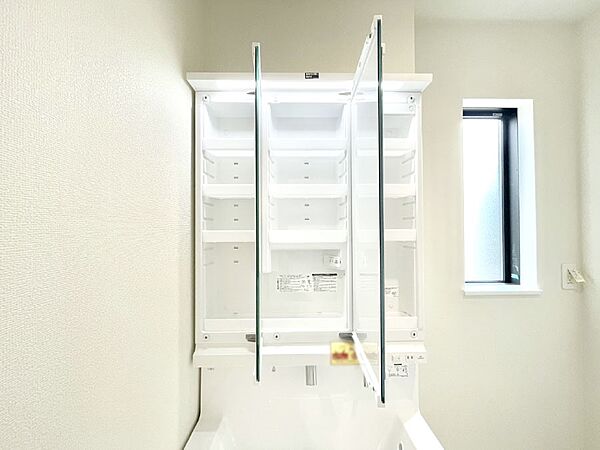 三面鏡の裏に、化粧品や衛生用品などを収納可能。洗面台をすっきりと保ちます！