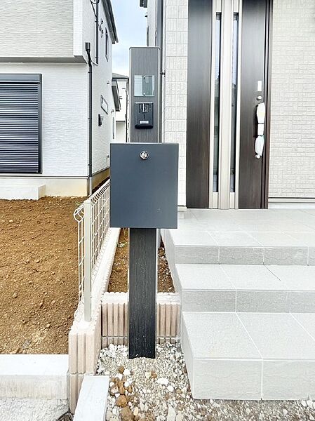 シンプルなデザインのポスト