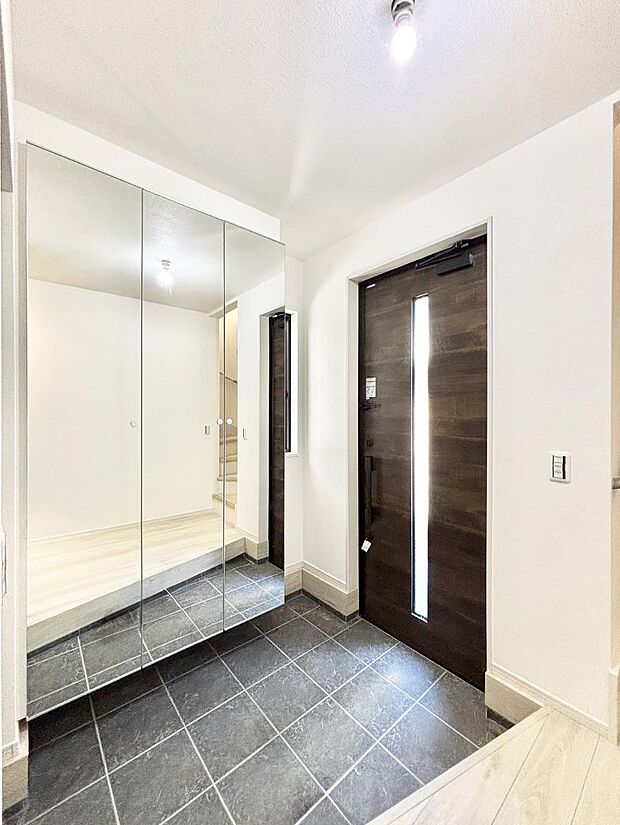 大きなミラー付きシューズボックスはお出かけ前の身だしなみチェックに便利