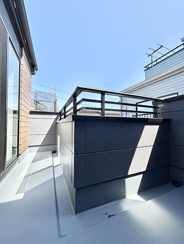 2部屋から出入りできるバルコニーで毎日のお洗濯やお布団干しも楽々!