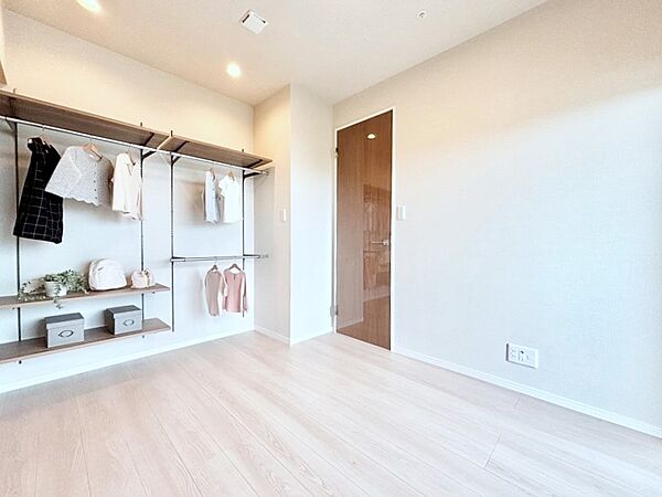オープンクローゼット付きのお部屋で充実したプライベート時間を過ごせます。