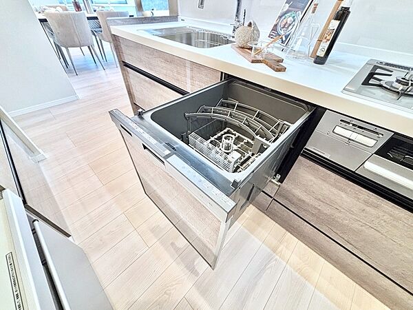 面倒なお片づけは食洗機にお任せ！家事の負担が減って、時間にも気持ちにもゆとりができます。