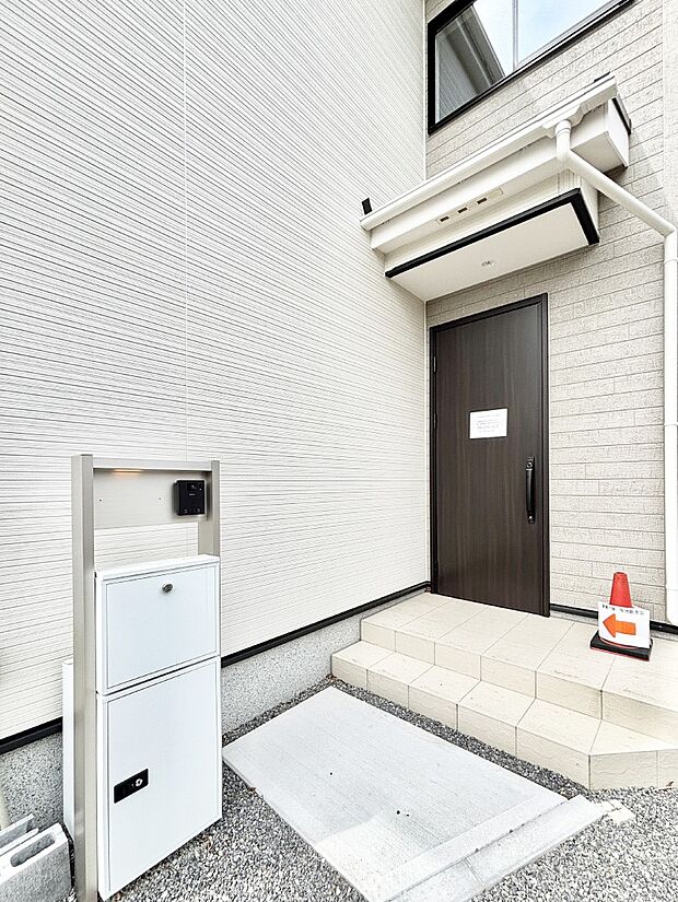 大切な家族、来客を出迎える玄関。