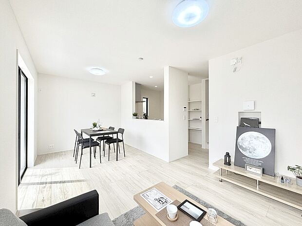 明るい陽光が注ぎ、寛ぎの雰囲気に満たされるリビング・ダイニング。