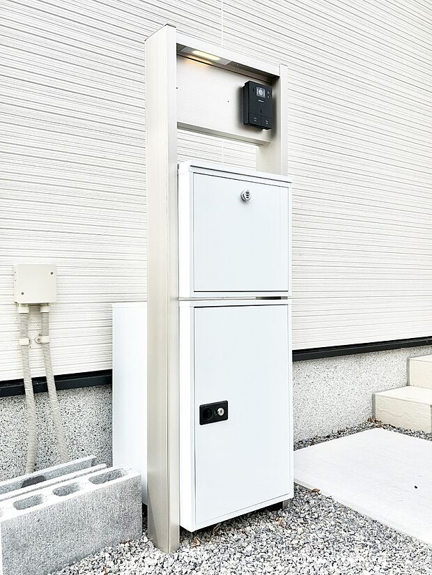 表札・インターホン・ポスト・宅配BOXをひとつに集約。エントランスになじむシンプルデザイン。