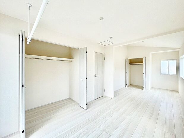 ライフスタイルに合わせて2部屋として利用できる広々とした洋室。