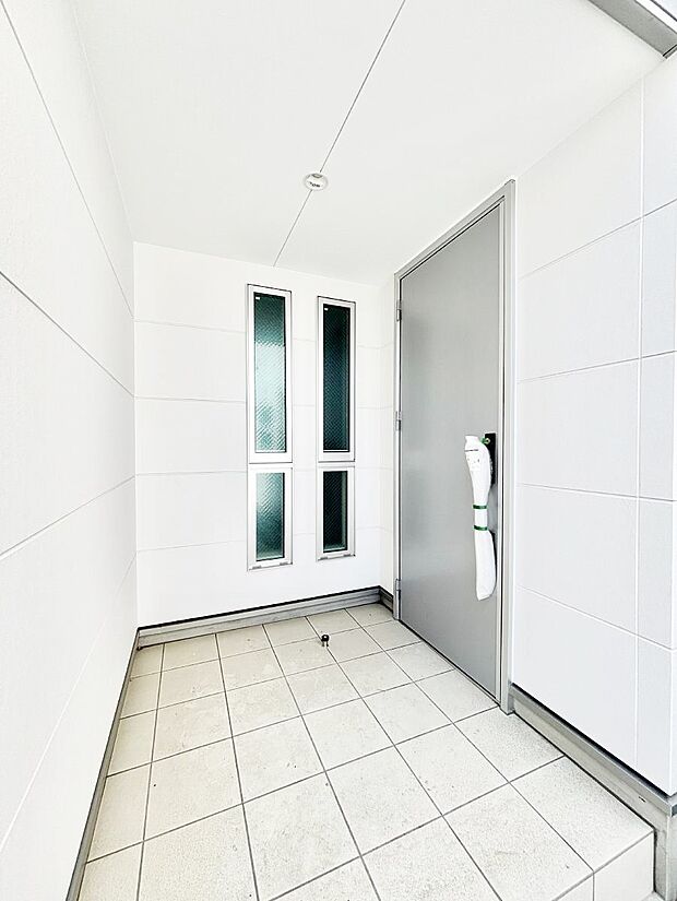 玄関前は雨が降っても濡れにくい屋根付き