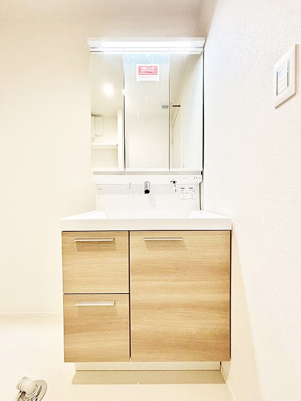 収納力と機能性に優れた洗面化粧台