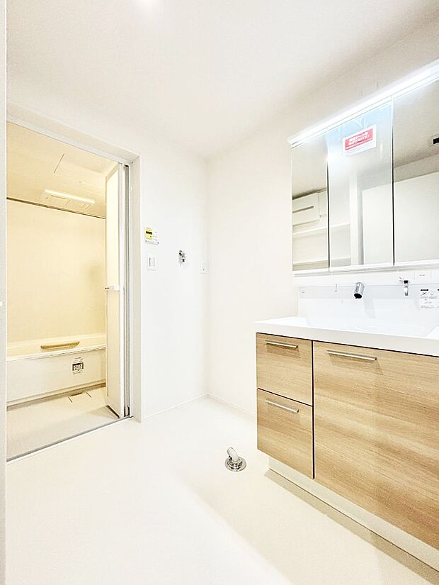 清潔感ある洗面化粧室で朝の身支度も快適