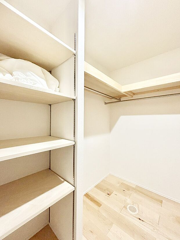 ウォークインクローゼットの活用で生活空間スッキリ