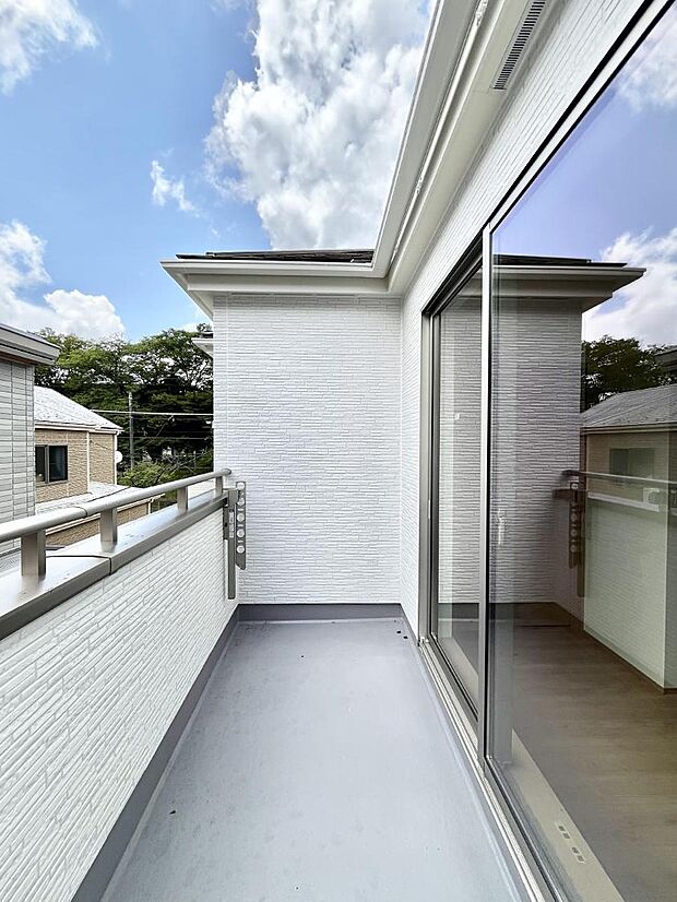 暖かな陽光が降り注ぐバルコニーはお洗濯におすすめ。爽やかな風も心地よいです。