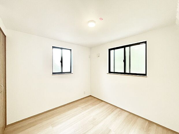 2面採光で気持ちよく自然光が取り入れられるのでお子様のお部屋にもピッタリ