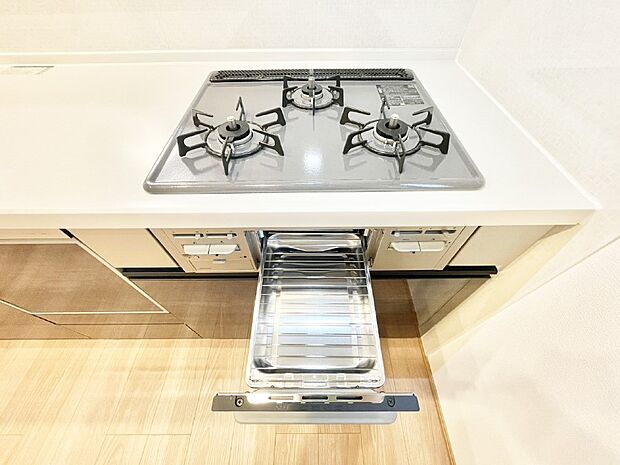 ガスコンロはＳｉセンサー搭載。火力調節や焦げ付き・消し忘れも防いでくれます。