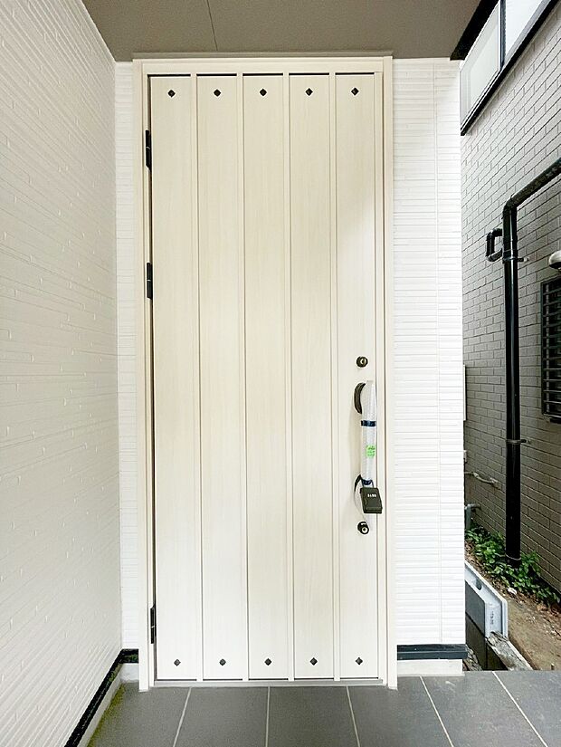 玄関前は雨が降っても濡れにくい屋根付き