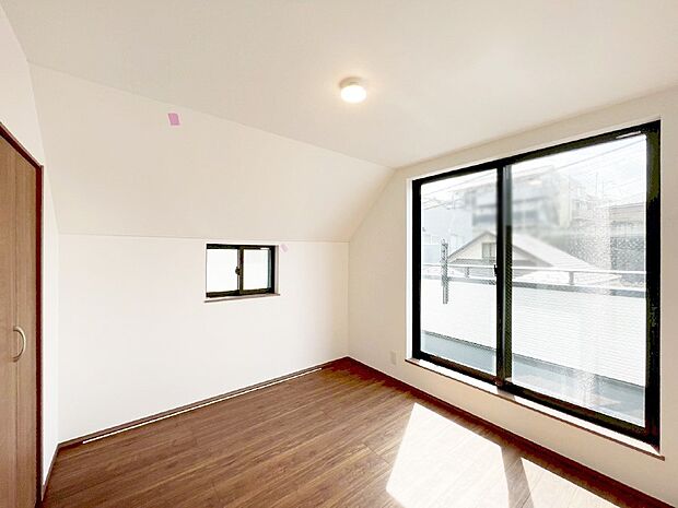 明るいバルコニーサイドに洋室を設置。目覚めの良い寝室に。