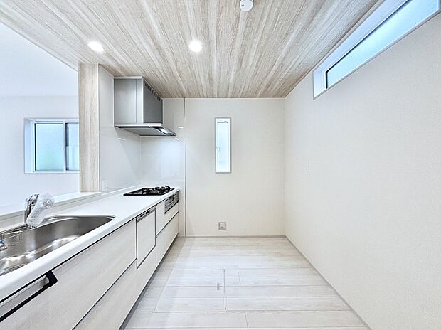 爽やかな風が通り抜けるキッチン。窓があるので明るく換気にも役立ちます。