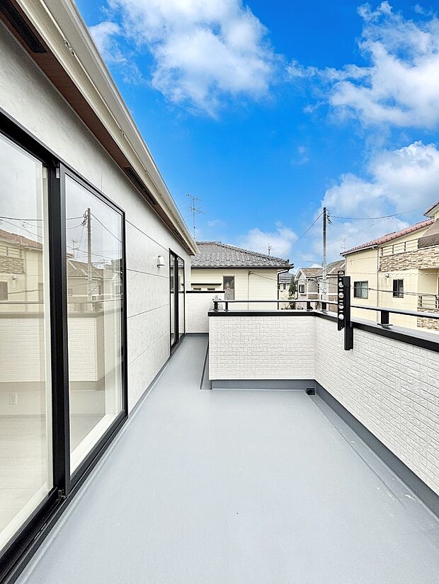 ゆったりバルコニーだから沢山お洗濯ものを干せます。