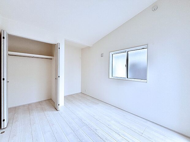 勾配天井を採用して開放感をプラス。2面採光で明るく風通しも良好です。