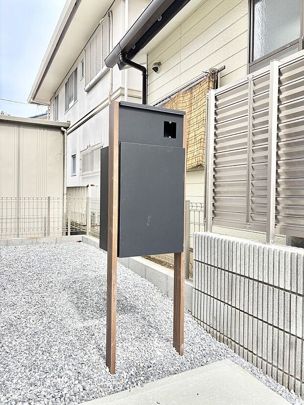 表札・インターホン・ポストをひとつに集約。エントランスになじむシンプルデザイン。