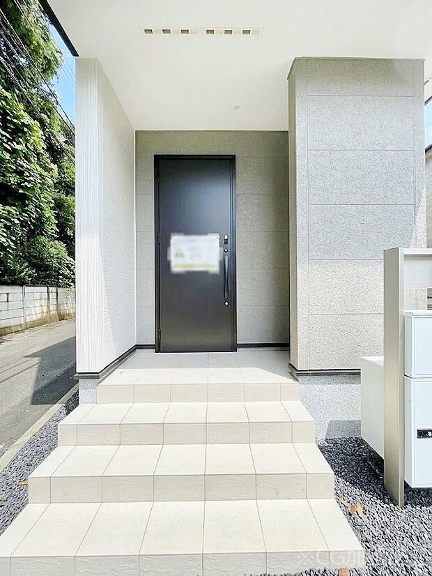 玄関前は雨が降っても濡れにくい屋根付き