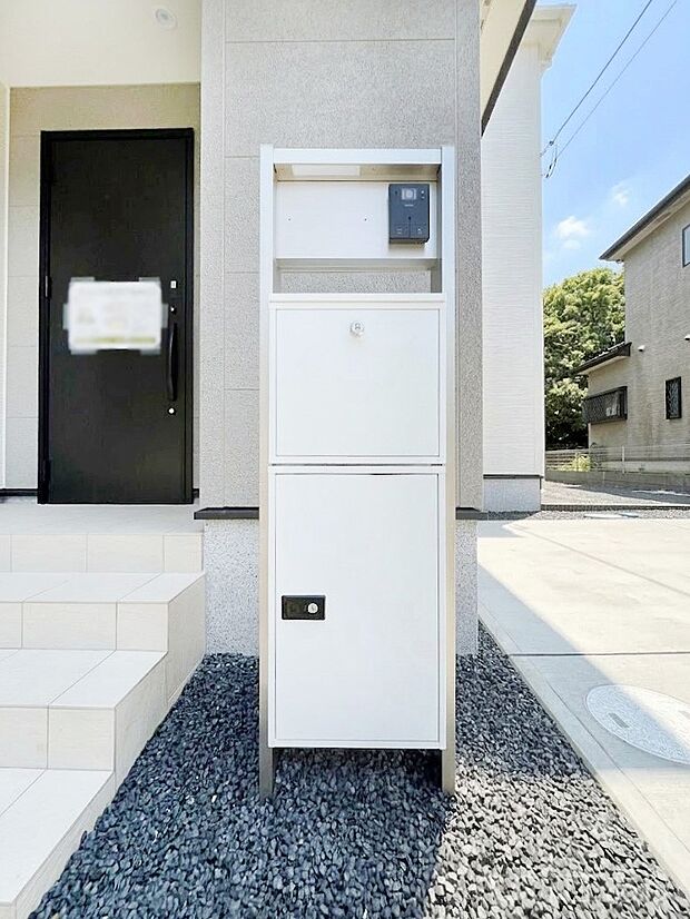 表札・インターホン・ポスト・宅配BOXをひとつに集約。エントランスになじむシンプルデザイン。