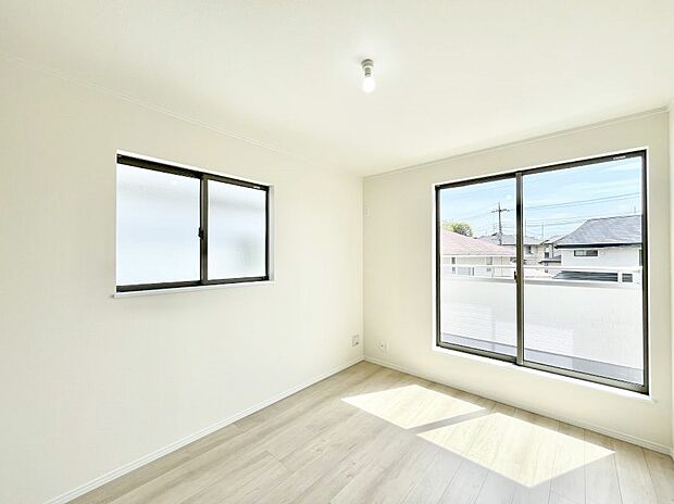 窓からのやさしい光が心地よいプライベートルーム