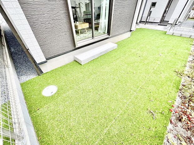 ガーデニングや家庭菜園も楽しめるお庭付き。