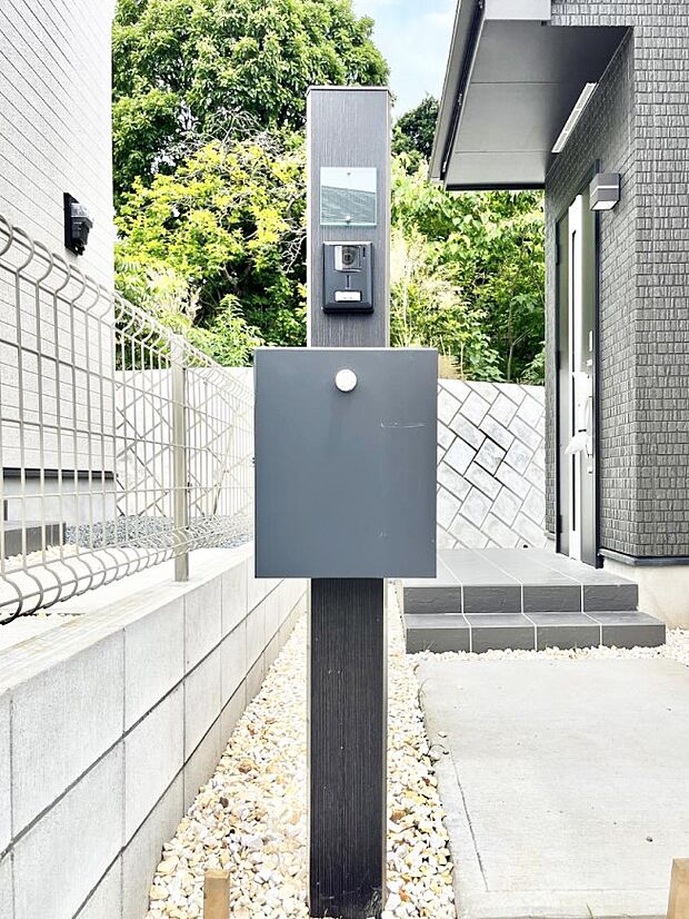 シンプルデザインのポスト。