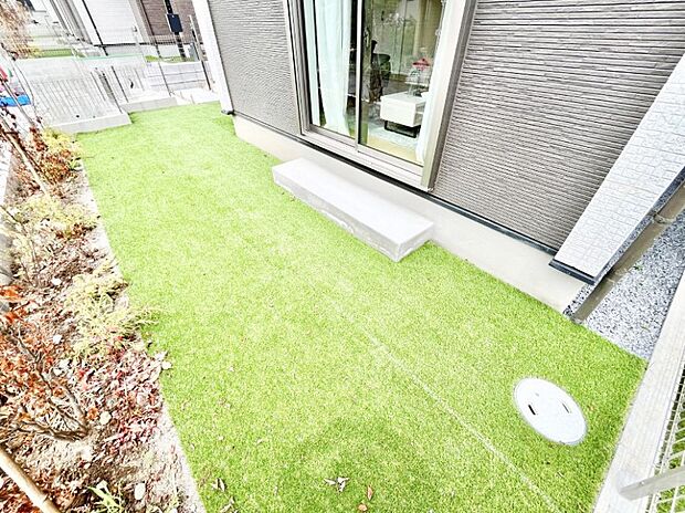ガーデニングや家庭菜園も楽しめるお庭付き。
