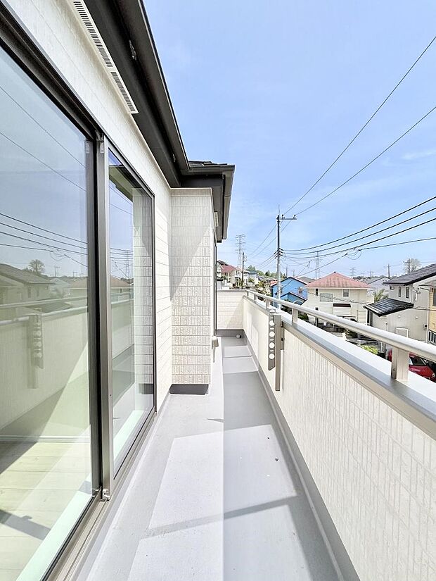 ゆったりバルコニーだから沢山お洗濯ものを干せます。