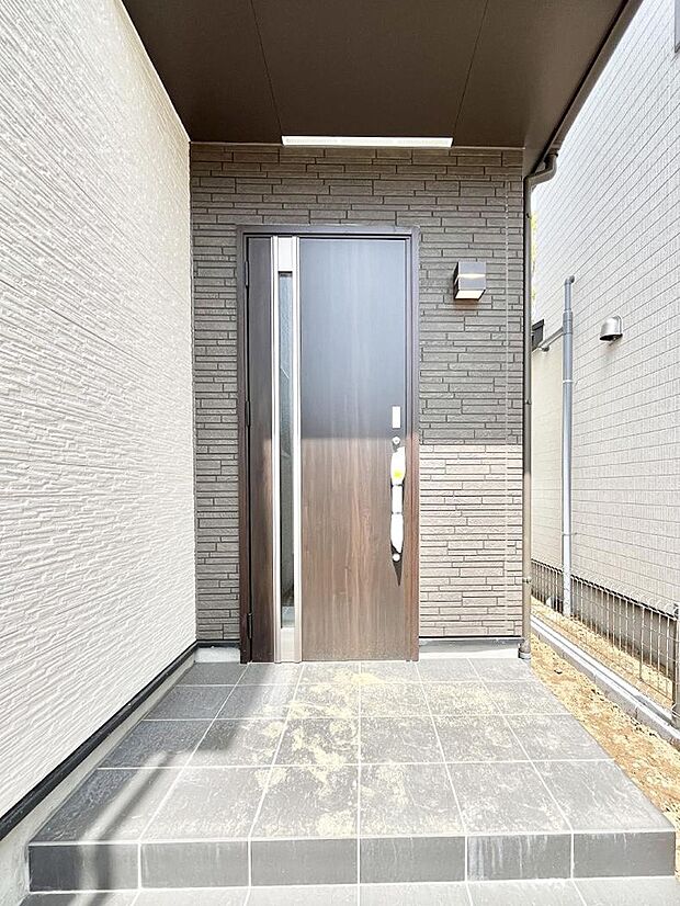 大切な家族、来客を出迎える玄関。