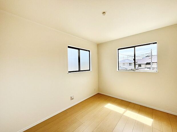2面採光で気持ちよく自然光が取り入れられるのでお子様のお部屋にもピッタリ