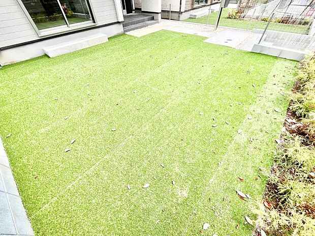 ガーデニングや家庭菜園も楽しめるお庭付き。
