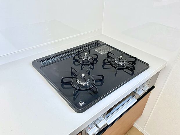 ガスコンロはSiセンサー搭載。火力調節や焦げ付き・消し忘れも防いでくれます。