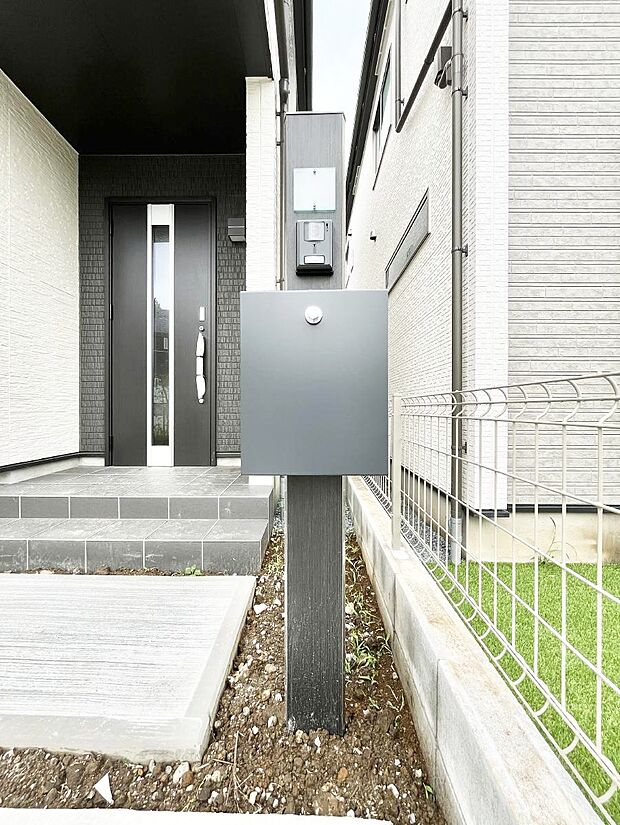 シンプルなデザインのポスト
