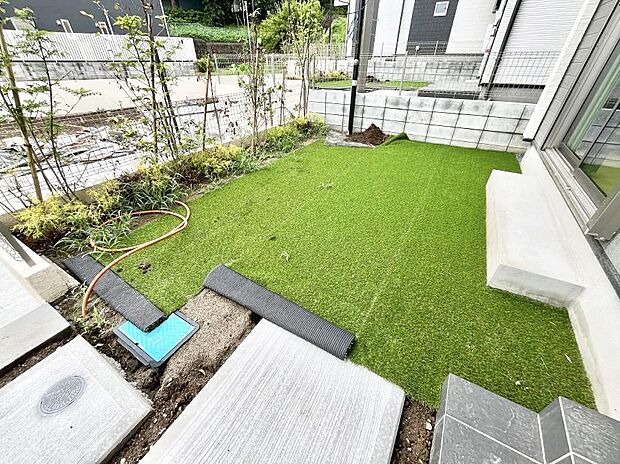 ガーデニングや家庭菜園も楽しめるお庭付き。