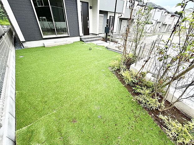 ガーデニングや家庭菜園も楽しめるお庭付き。