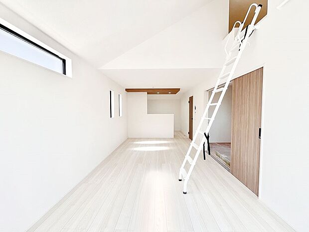 家族の笑顔が自然と生まれてくる、そんな雰囲気のダイニングに仕上がっています。