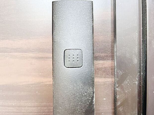 ボタンを押してかざすだけ!玄関ドアは電子キー仕様です