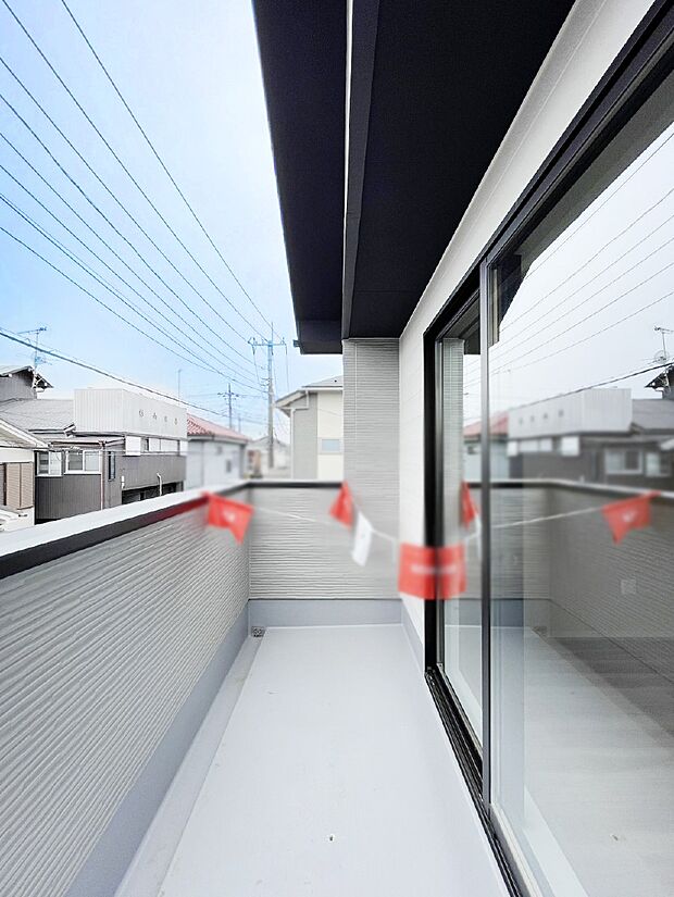 暖かな陽光が降り注ぐバルコニーはお洗濯におすすめ。爽やかな風も心地よいです。