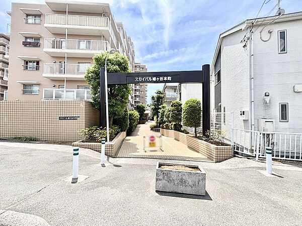 住居者や来訪者を気持ちよくお出迎え。落ち着いた雰囲気のエントランス