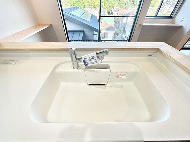 広々としたシンクでお料理やお皿洗いもラクラク快適に！