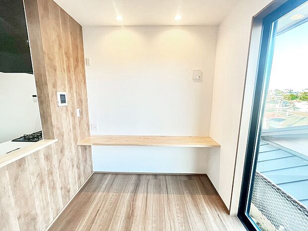 LDKのカウンターはお子様の宿題やテレワークに便利ですね。